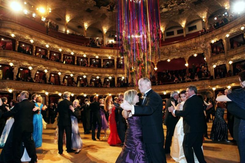 Ples v Opeře vyžaduje
přísný společenský oděv