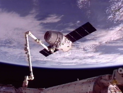 Revoluce na oběžné dráze:
Dragon se spojil se stanicí ISS