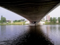 Loďka pod mostem