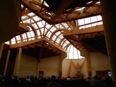 Střecha kostela ve tvaru kříže