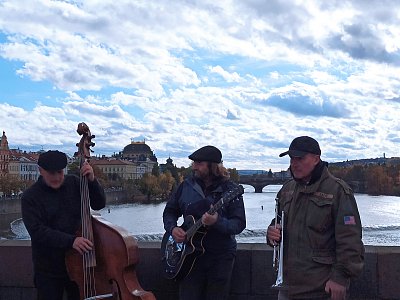 Muzikanti na Karlově mostě