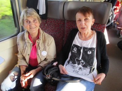 Ve vlaku Olinka se Zuzkou, která nám předvádí tričko