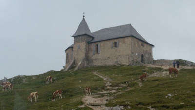 Kostel na hoře Dobratsch, kde se krávy pasou ve výšce 2100 metrů.jpg