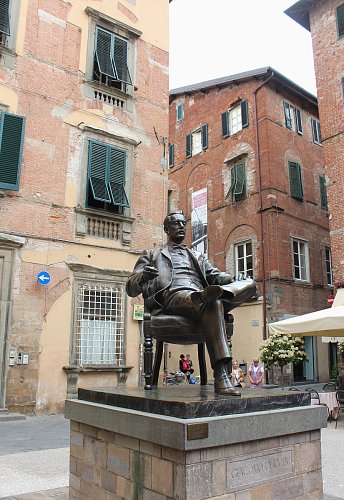 Rodný dům a socha Giacoma Pucciniho