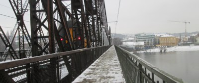 Železniční most s nádechem zimy