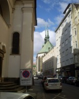 Jezuitská ulice se dvěma kostely a nápisem pro studio - Natáčení ĆT