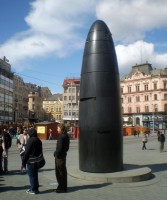 Brněnské náměstí Svobody s moderním orlojem, kde poledne se odbíjí podle tradice v 11 hodin