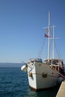 Loď na Jadranu s českou vlajkou na stožáru