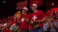 Švýcarští fanouškové s velkým kravským zvoncem povzbuzují