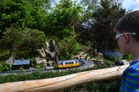 Jarní fotopříběh: Park miniatur  - tramvaj u vodopádu