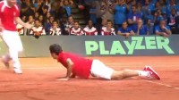Radostí si Federer lehnul na kurt