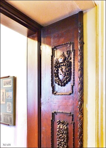 g-p1340428-dvere-s-emblemem-broumovskeho-opata-v-broumovskem-muzeu-kopie.jpg