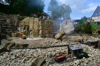 Jarní fotopříběh: Park miniatur - kamenolom s padající skálou