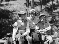 Karel s maminkou a bratrem (babička a otec) před nástupem na gymnázium v roce 1933