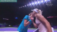 Na konci zápasu si ženy nejen podají ruce u sítě, ale dotknonou se i tvářemi :-)
