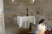 V kapli je malý oltář se skromnou výzdobou