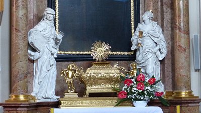 V kostele Nanebevzetí Panny Marie v Holešově - zde je uložena část ostatků sv. Jana Sarkandera