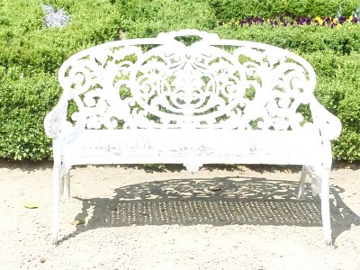 Jedna z laviček v Květné zahradě v Kroměříži