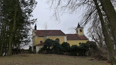 Kostel se starým hřbitovem