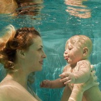 Dítko s matkou pod vodou