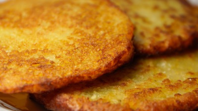 V období Chanuky se připravují především smažená jídla na oleji, sladké pirožky, koblihy či bramborové placky