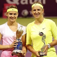 Fotografie Lucie Šafářové s Viktorií Azarenkovou po převzetí cen na turnaji