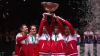Vítězné švýcarské družstvo s originální mísou na salát - Davis cupem
