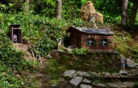 Jarní fotopříběh: Park miniatur - chata s turisty