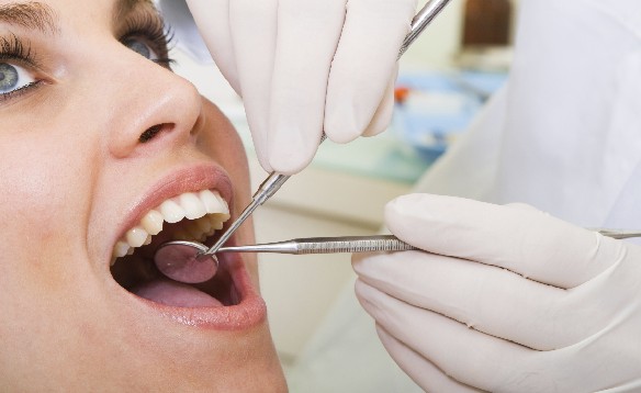 Zubní sklovinu dokáže
nahradit speciální lak