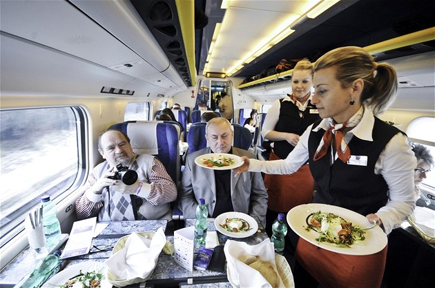 České dráhy také začnou
roznášet jídlo cestujícím