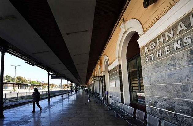 Řekové přesedají z aut
do obstarožních vlaků