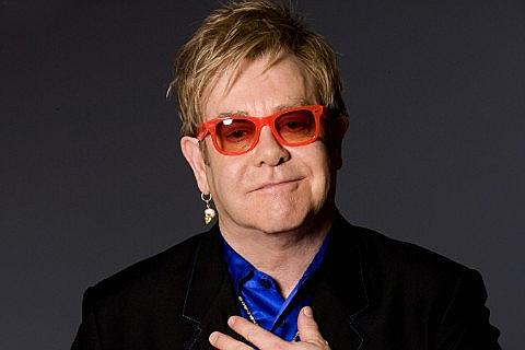 Britský muzikant Elton
John vystoupí v Praze