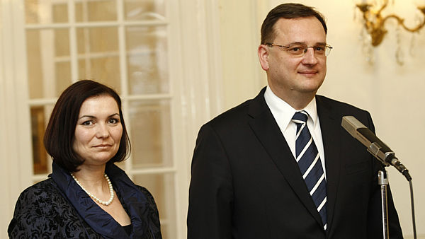Premiér Petr Nečas
oznámil, že se rozvádí