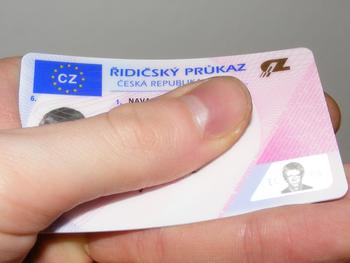 První řidičský průkaz byl vydán
Karlu Benzovi už před 125 lety