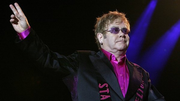 Mistr podmanivé melodie
Elton John zahraje v Praze