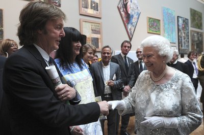 Královna Alžběta II. hostila
smetánku britské kultury 