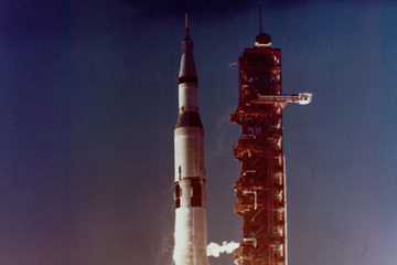 Před 45 lety se do vesmíru
poprvé vydala loď Apollo
