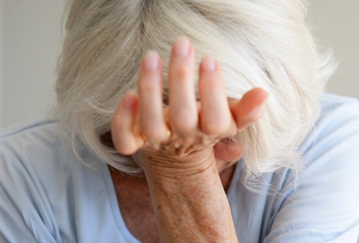 Dlouhodobá izolace může u seniorů přivodit deprese. Varováním je ztráta zájmu o koníčky, ale třeba i bolesti zad