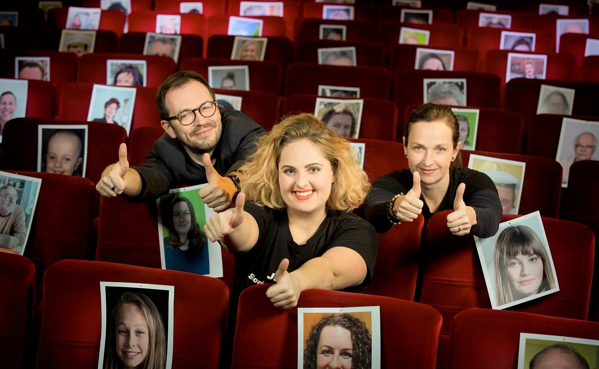 Herci Slováckého divadla vyměnili jeviště za telefon a nákupní tašku