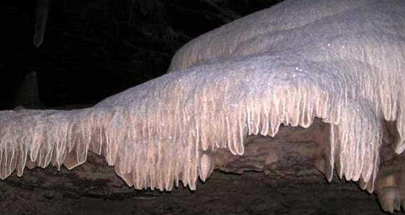 Největší česká ledová
jeskyně je bez ledu