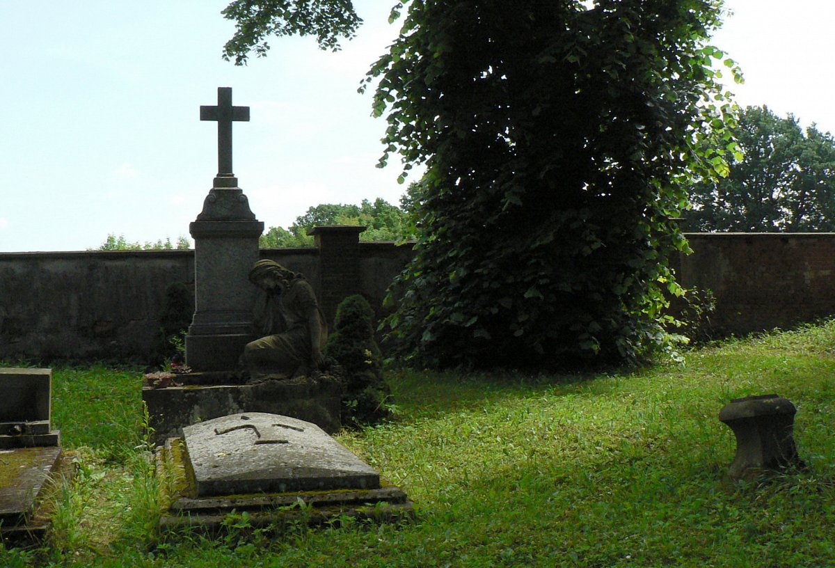V Kuksu na hřbitově