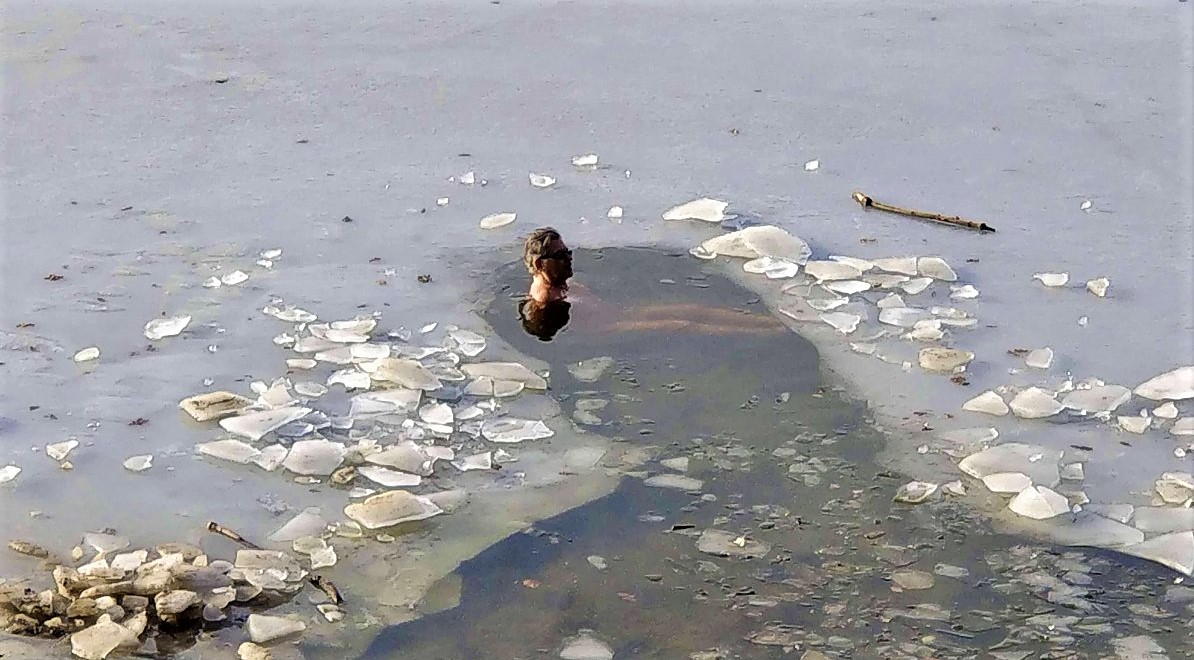 Mrzne, tak jdeme plavat. Různé formy otužování jsou nyní v módě
