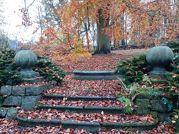 Stále jsou naši mrtví s námi a nikdy vlastně nejsme sami ...( Jan Skácel )