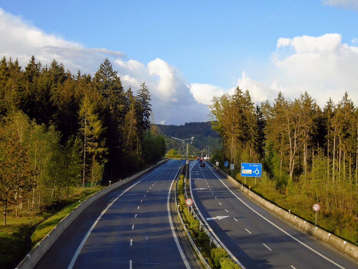 Silnice prázdná, že by autokaranténa???