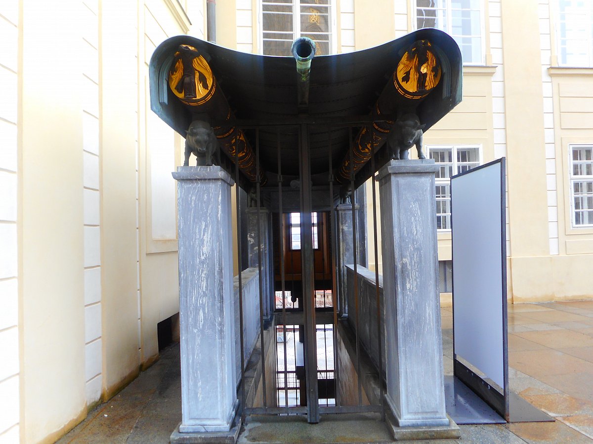 ..hluboce a s pokorou zasáhl do duše Pražského hradu.. "Býčí schodiště" od Jože Plečnika.*