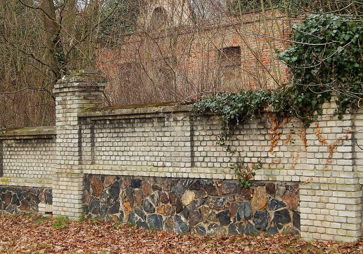 Tajemný hřbitov za nepřístupnou zdí proti místu odpočinku pro domácí mazlíčky