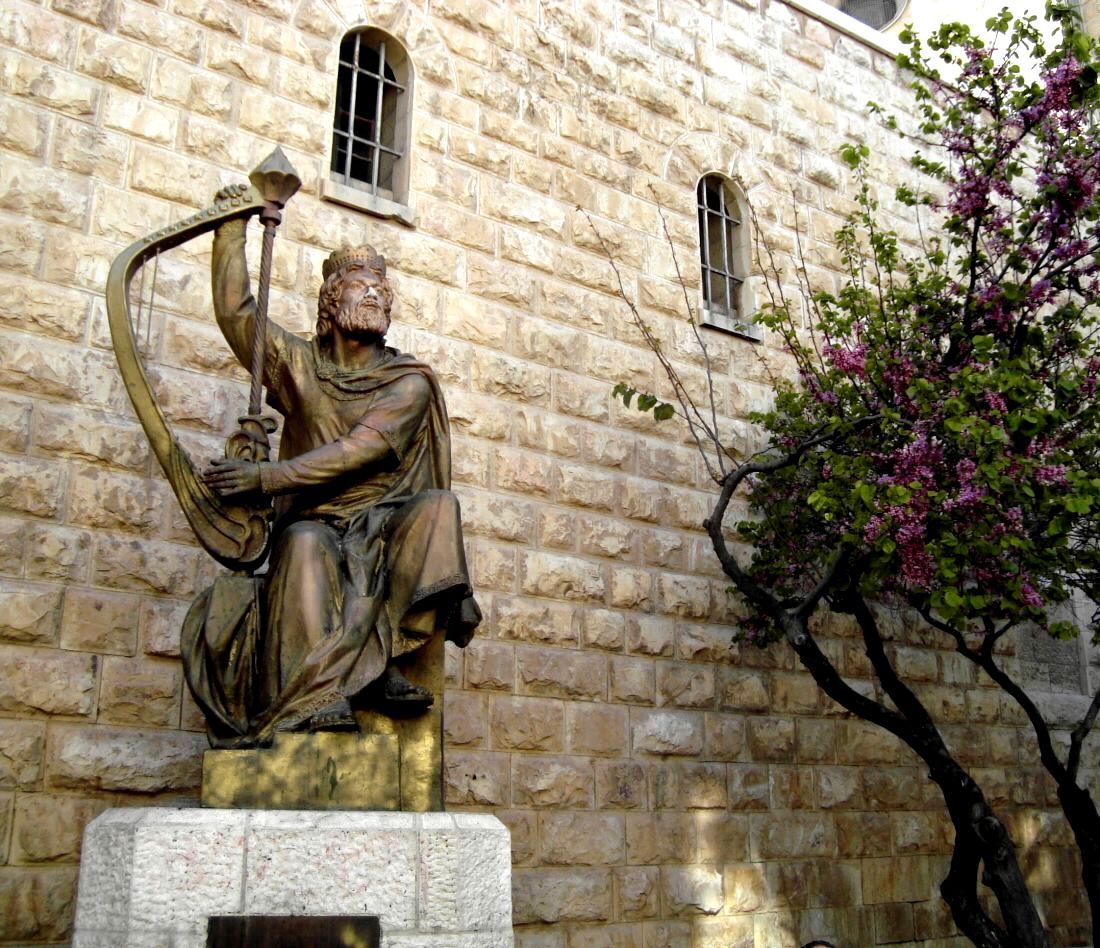 Biblický král David hraje na harfu *