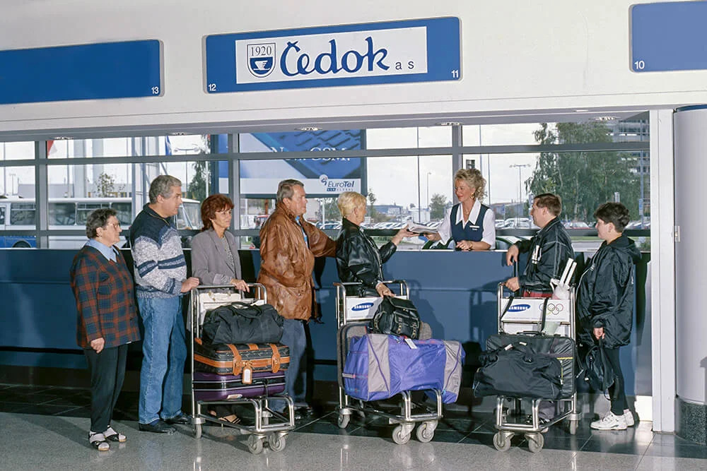 Historie_archiv Čedok 6 - klienti u odbavovací přepážky.jpg