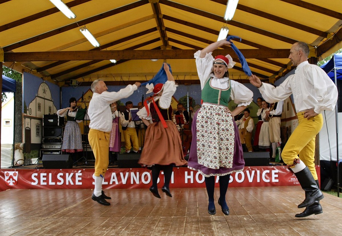 Hudba, tanec, barvy, chutě a vůně – to byly Selské slavnosti v Holašovicích