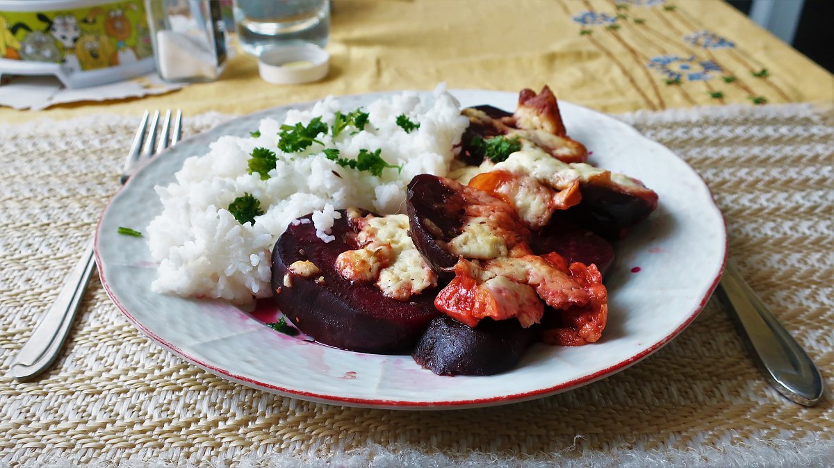 Recept v nouzi: Červená řepa zapečená s balkánským sýrem